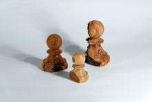 Carica l'immagine nel visualizzatore di Gallery, "Sopravvissuti" - Pedoni numerati in legno di Orniello, Ciliegio e Melo