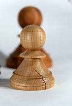 Carica l'immagine nel visualizzatore di Gallery, "Sopravvissuti" - Pedoni numerati in legno di Orniello, Melo, Ciliegio