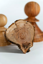 Carica l'immagine nel visualizzatore di Gallery, "Sopravvissuti" - Pedoni numerati in legno di Orniello, Melo, Ciliegio