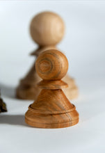 Carica l'immagine nel visualizzatore di Gallery, "Sopravvissuti" - Pedoni numerati in legno di Ciliegio, Melo ed Orniello
