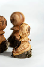 Carica l'immagine nel visualizzatore di Gallery, "Sopravvissuti" - Pedoni numerati in legno di Melo
