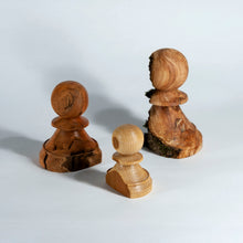 Carica l'immagine nel visualizzatore di Gallery, "Sopravvissuti" - Pedoni numerati in legno di Orniello, Ciliegio e Melo
