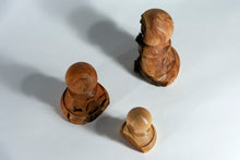 Carica l'immagine nel visualizzatore di Gallery, "Sopravvissuti" - Pedoni numerati in legno di Orniello, Ciliegio e Melo
