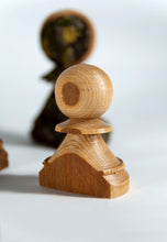 Carica l'immagine nel visualizzatore di Gallery, "Sopravvissuti" - Pedoni numerati in legno di Orniello, Ciliegio e Melo
