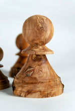 Carica l'immagine nel visualizzatore di Gallery, "Sopravvissuti" - Pedoni numerati in legno di Orniello, Ciliegio e Melo
