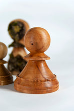 Carica l'immagine nel visualizzatore di Gallery, "Sopravvissuti" - Pedoni numerati in legno di Orniello, Ciliegio e Melo
