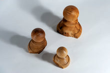 Carica l'immagine nel visualizzatore di Gallery, "Sopravvissuti" - Pedoni numerati in legno di Orniello, Melo e Ciliegio (in mostra)
