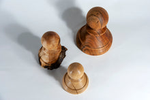 Carica l'immagine nel visualizzatore di Gallery, "Sopravvissuti" - Pedoni numerati in legno di Orniello, Melo, Ciliegio
